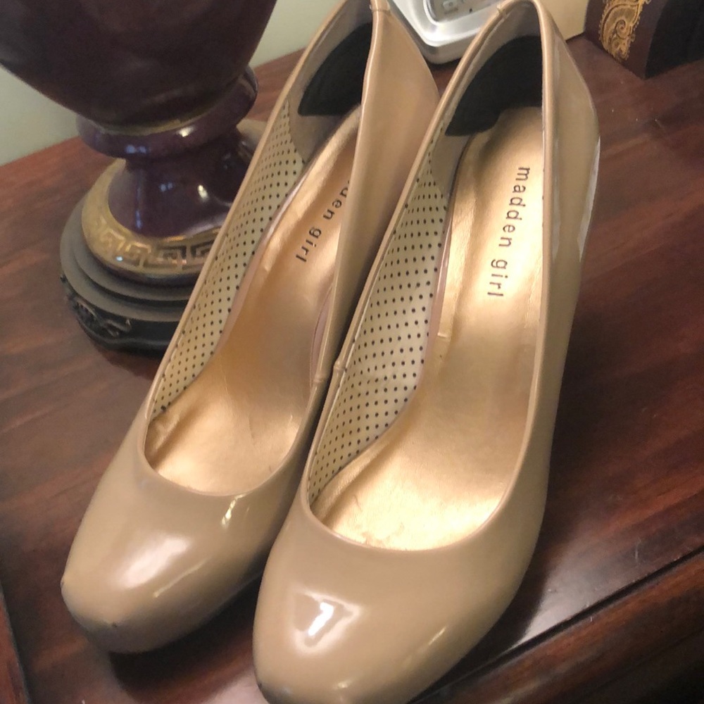 Steve Madden platform nude pumps
